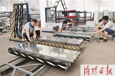 洛陽迎春電器公司成功自主研發光伏組件清洗機器人